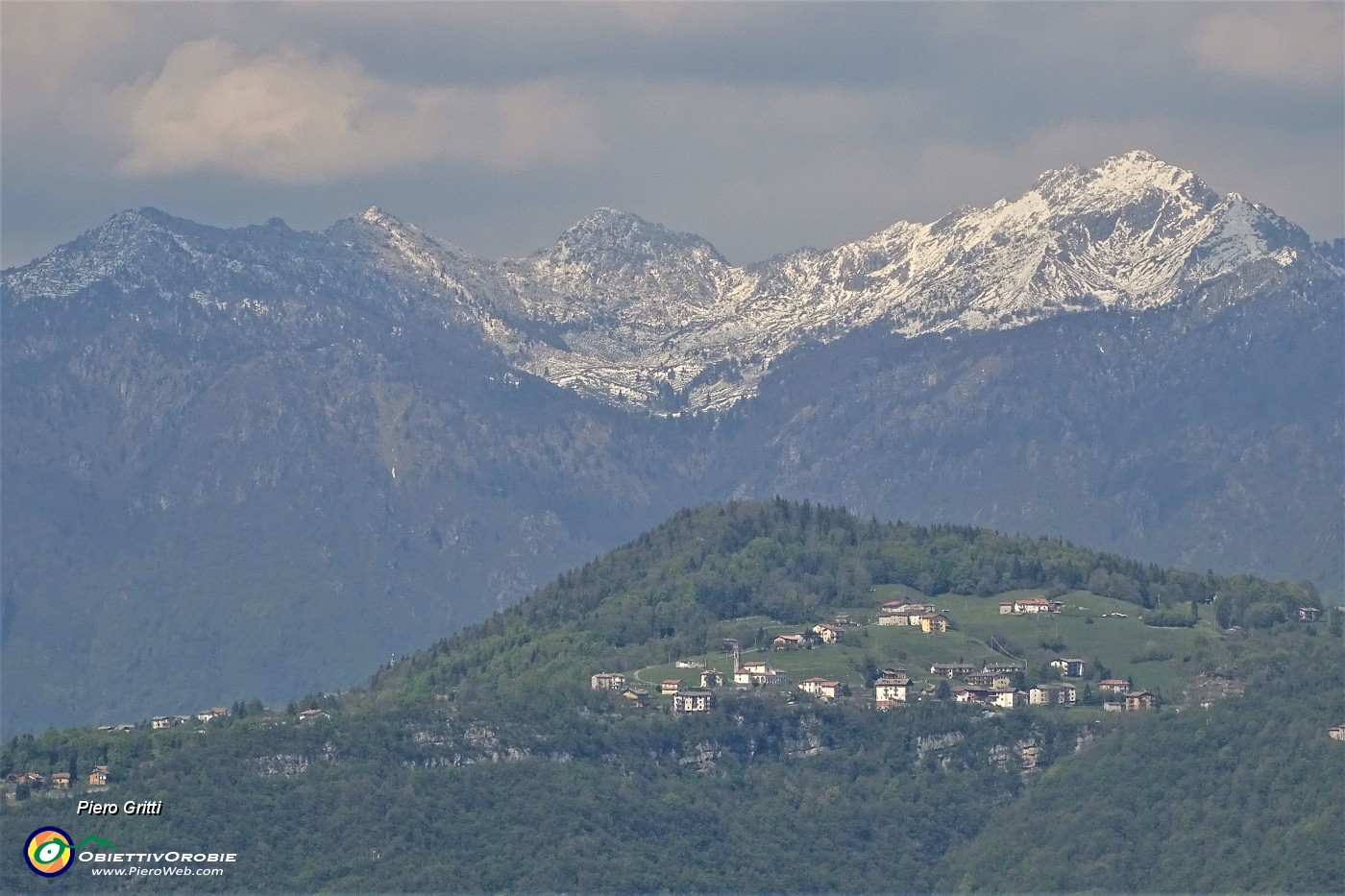 85 Dal Canto Basso zoom su Miraglo con , sullo sfondo, l'Alben.JPG